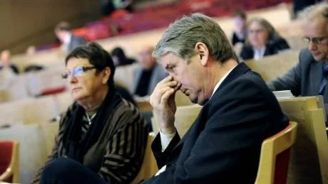 SÄKRA BRA VÅRD. "Vi  måste höja skatten för att säkra en bra hälso- och sjukvård", säger Kent Ögren. Till vänster landstingsrådet Britt Westerlund. Foto: LINDA WIKSTRÖM