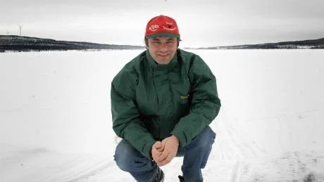 HOPPAS PÅ NAPP. Roger Fjellberg laddar inför söndagens pimpeltävling på Luossajärvi.