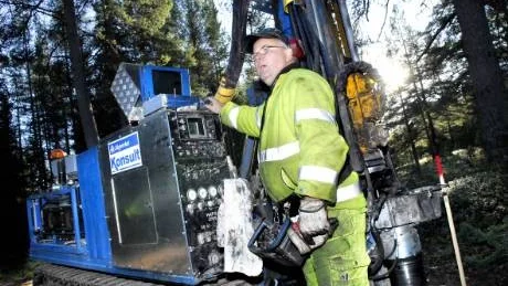 NY STRATEGI. Norrbotniabanegruppen byter strategi när det står klart att Banverket inte tänker skjuta till några pengar. Bilden togs 2007 när Peter Borgström deltog i en förundersökning för att hitta bästa (järn)vägen för Bothniabanan till Luleå.