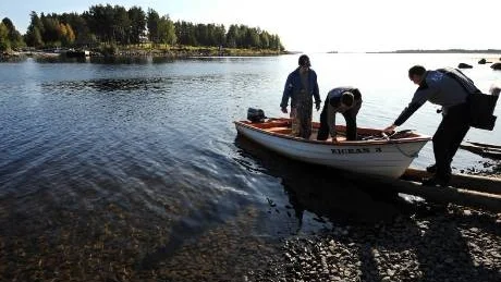 INGEN BRO. Det finns fortfarande ingen bro äver Tjuvholmssundet och enligt Karl Petersen kan det dröja ytterlgare ett-två år. Boende på Sandön börjar tappa hoppet.