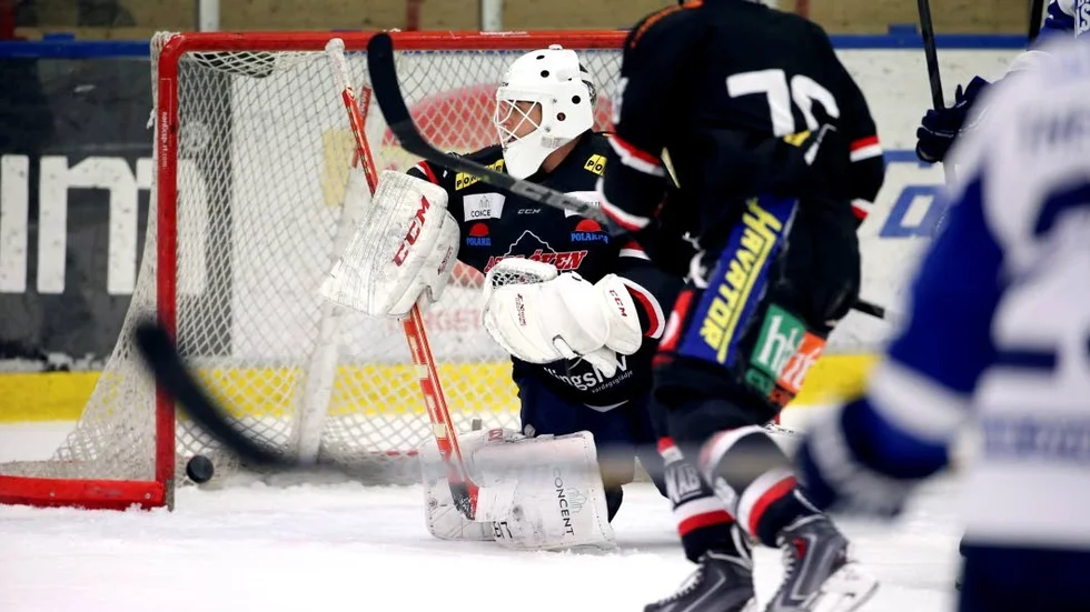 Tungt. Sebastian Idoff släppte fyra puckar förbi sig mot Rögle innan han byttes ut.