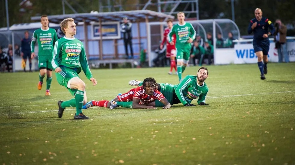 Fotboll. Piteå IF - Bodens BK - Tetteh Komey i kamp med Gino Mauro
