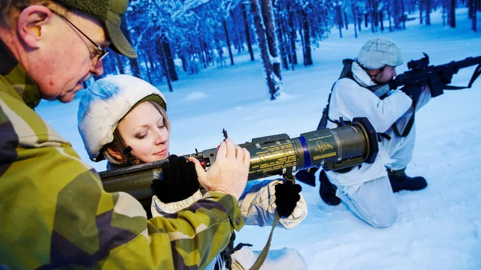 Gör så här. Ställföreträdande kompanichefen Dan Enbom ger hemvärnssoldat Hedlund instruktioner om pansarskottsvapen m/86.