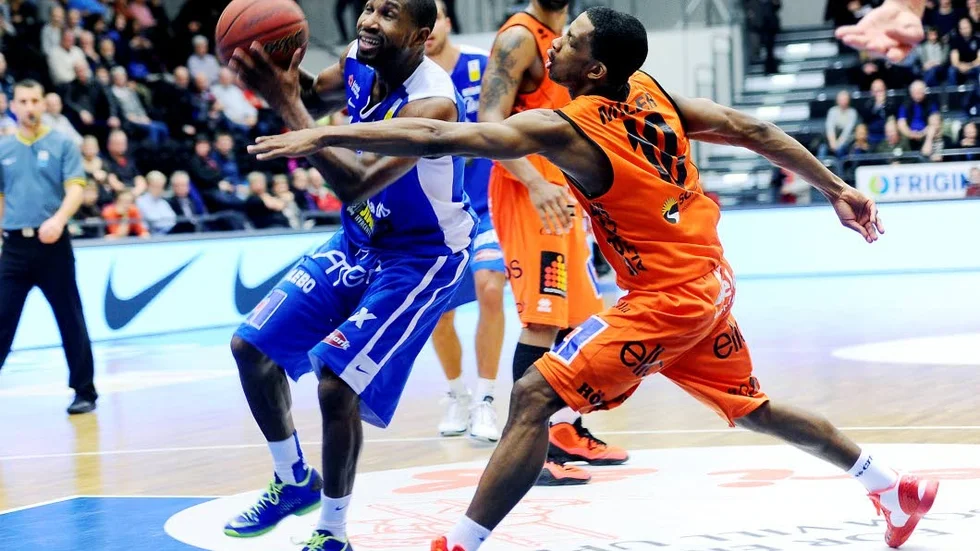 Attackera stjärnan. Precis som Keith McLeod gör på bilden vill LF Basket göra - helst hela tiden. Attackera och trötta ut James "JJ" Miller.
