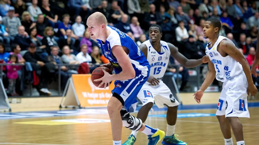 Vill till LF. Brandon Peterson (nummer 15 i vitt linne) öppnar för spel med LF Basket den kommande säsongen.