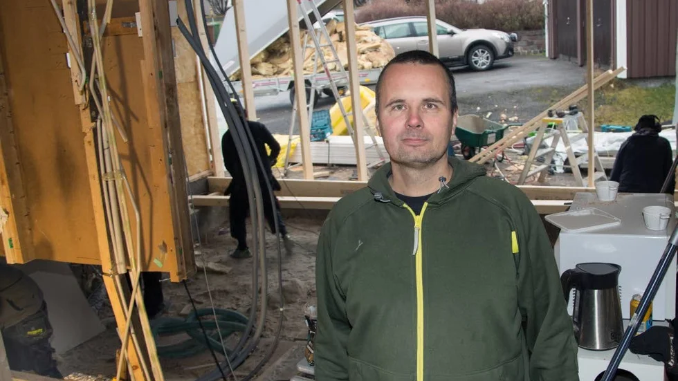 Lättad. På lördagsmorgonen kom 16 av Håkan Apelqvists arbetskamrater för att hjälpa den cancersjuke 45-åringen att renovera hans hem på bostadsområdet Bredviken.