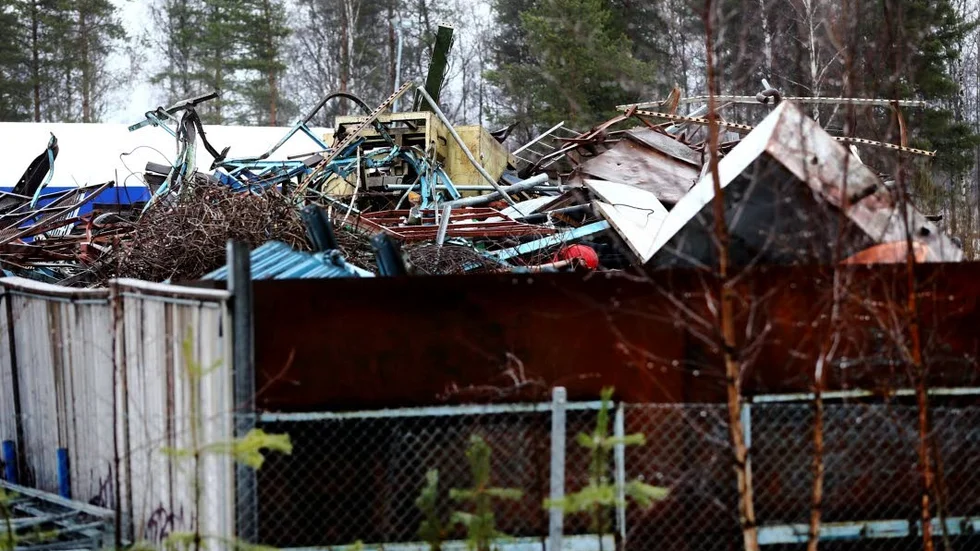 Beslut på felaktig grund. Länsstyrelsen upphäver beslutet som Luleå kommuns miljö- och byggnadsnämnd fattade angående återvinningsföretaget Cronimet. Mängden annat farligt avfall som företaget ska mellanlagra på Lövskatan är för stor för att kommunen ska få fatta beslut, det krävs tillstånd från miljöprövningsdelegationen.