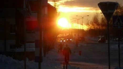 Rörelser i ljusflödet över Piteå när eftermiddagsmörkret närmar sig.