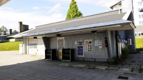 Fasadplåtarna som AB Svenska Shell låtit sätta upp på stationen i Arvidsjaur är ett svartbygge som, enligt nämnden, förvanskat byggnadens form och karaktär. Innan den 1 augusti måste plåtarna tas bort.
