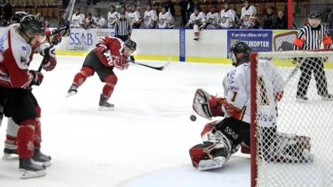 Piteå Hockeys Patrik Österlund avgör säsongens första hemmamatch med sitt 6-4-mål bakom Luleås duktige burväktare Pontus Josefsson.
