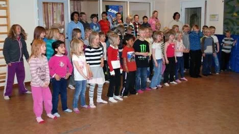 Stämningen och ljudnivån var hög när fritidsbarnen i Arjeplog gjorde sitt genrep inför Allsång på gränsen. Den 9 juni ska femhundra barn från Sverige och Norge sjunga tillsammans.