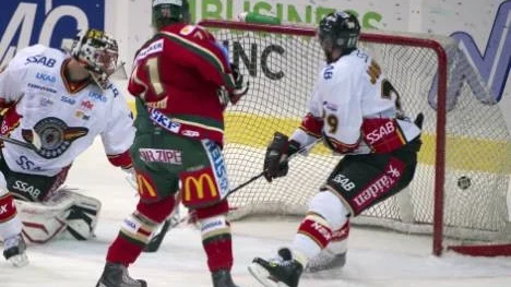 Tomi Kallio gör 2-1 bakom Anders Nilsson när bara hundradelar återstod av andra perioden mellan Frölunda och Luleå i Scandinavium.