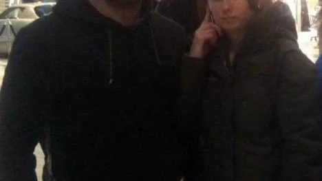 Johan Löfbom och kompisen Matilda Sundström på flygplatsen i Göteborg.