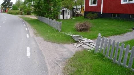 När staketet tinade fram upptäcktes det att staketet trasats sönder efter vinterns snödikning och plogkarmsskärning. Men Trafikverket vill inte ersätta fastighetsägaren.
