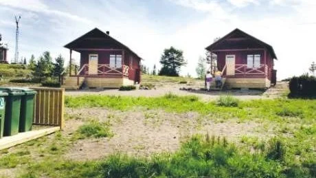 BOKNING STOPPAD. Då upphandlingen av skärgårdstrafiken överklagats stoppar nu kommunen all bokning av sina stugor i Luleå skärgård. Här två stugor på Brändöskär som numera återfinns på Junkön.