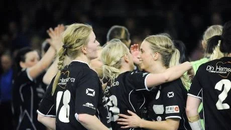GLÄDJE. Emmy Nordmark och Johanna Carlsson (till vänster) jublar efter Bodens seger mot Hallby som innebär en avgörande match.