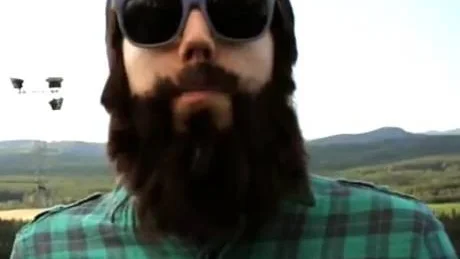 Andreas Larsson i videon till låten Kvistar och palt.
