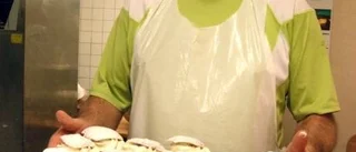Roger bakar semlor med tradition