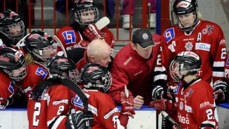 SLAGLÄGE. Munksund-Skuthamn har två matcher på sig att vinna mot Brynäs i helgen och säkra en finalplats. Melinda Olsson (uppe till höger) har hittat poängformen - men vill lägga press på Brynäs. "Det var de som valde att möta oss", säger Olsson. Foto: Andreas Wälitalo