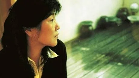 TIDIG DEBUT. Kyung-sook Shin kommer från en liten by i Sydkorea, men har bott större delen av sitt liv i Seoul. Hon debuterade som 22-åring och har vunnit flera litterära utmärkelser i sitt hemland. Ta hand om min mor är hennes sjätte roman.