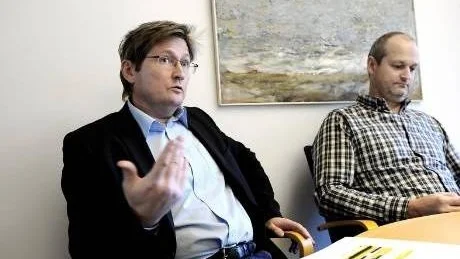 PÅ BORDET. Thomas Ennefors och Per Olov Andersson förklarade under intervjun att Kurirens uppgifter     om att läkaren försökt köpa sex med narkotikaklassade läkemedel var helt nya för dem.