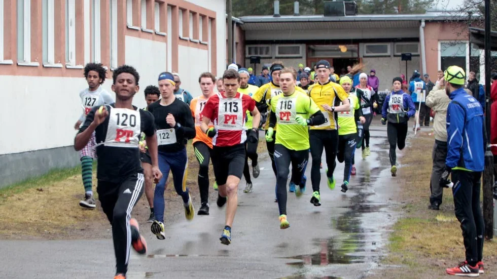 Färre lag. I fjol var det omkring 25 lag som sprang Älvsbyn runt. I år är 18 lag anmälda till sprintstafetten. Det väntas dock tillkomma några.