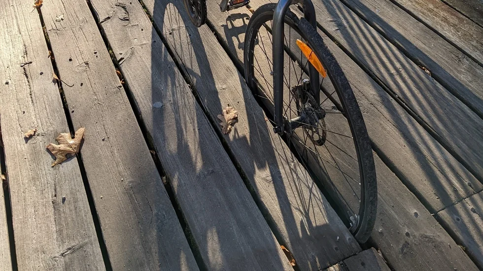 Bron i Rothoffsparken, där en cykel lätt kan fastna, ska nu åtgärdas.