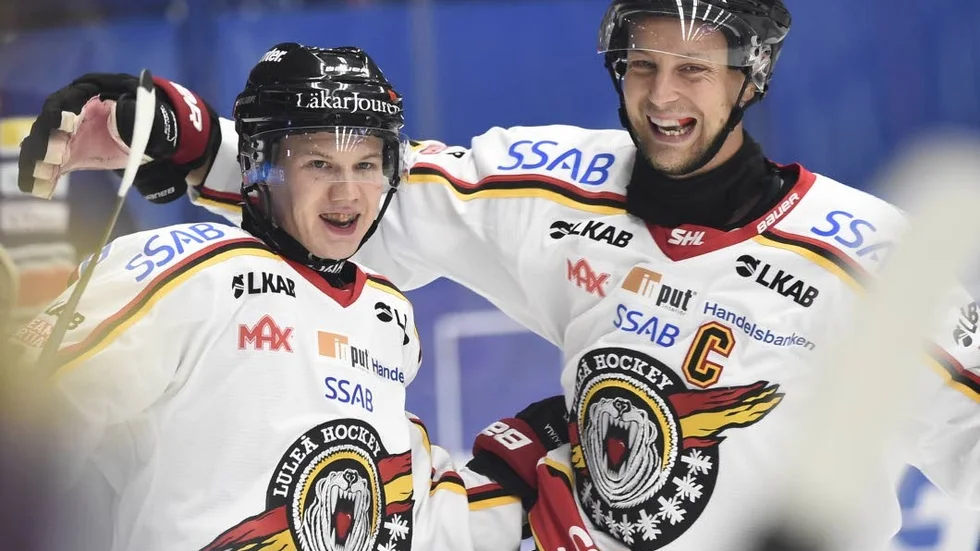 Segerglädje i Luleå. Tvåmålsskytten Toni Rajala grattas av Johan Harju (Arkivbild).