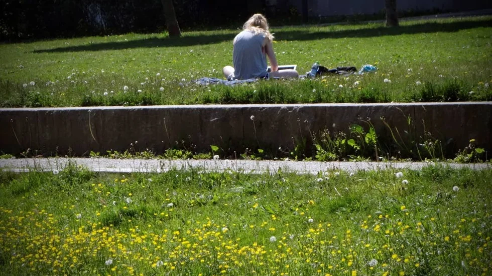 Semester. I dagarna inleder många sin semester, men en riktig semester är inte alla givet. Alltför många har inte råd till en välbehövlig rekreation.