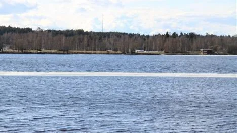 Vårvädret skapar islossningskontraster.