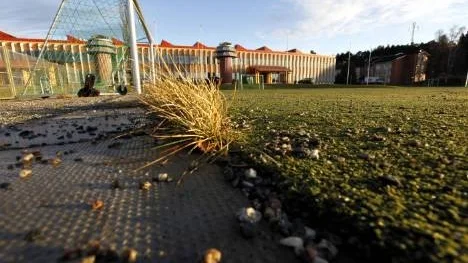 En gräslig plan, menar kommunen - och ligger i startgroparna för att byta ut platsgräset på Strömbackaskolan. Åtgärder är en uttalad kompensation för den yta som går till spillo när två höghus byggs på Strömbackastrand.