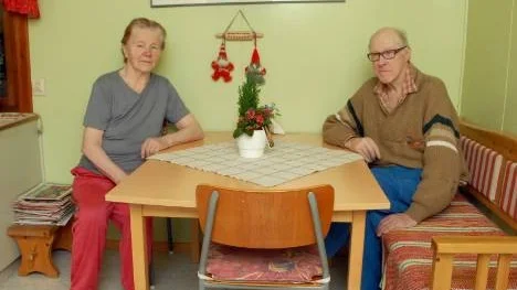Gunvor Nyqvist och maken Georg bor nästan fem mil från närmaste affär. De har nyttjat sin rätt till fri varuhemsändning inte minst under vintern. "Vi som kämpar och bor kvar borde få ha kvar servicen", säger Gunvor.