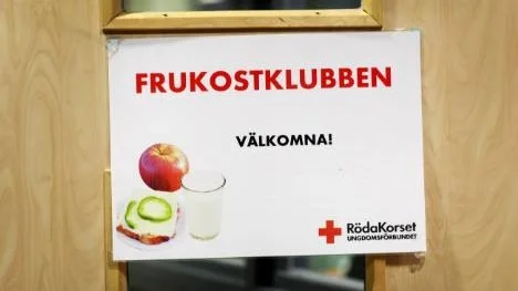 På Lindängeskolan i Malmö serverar Röda Korsets ungdomsförbund frukost till barn som inte får frukost hemma. Detta är en del av barnfattigdomens Sverige.