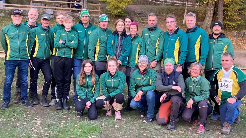 KOK-laget som sprang 25-manna. Bakre raden från vänster Per-Erik Carlenius, Torgny Jeppson, Håkan Palmfjord, Karl Sundkvist, Elton Magnell, Sebastian Eriksson, Lars-Olof Magnell, Lisen Edlund, Ola Eklund ,Barbro Karlsson, Thomas Andersson ,Per-Åke Jureskog, Henrik Flordal ,Arvid Sundkvist. Främre raden från vänster Elsa Karlsson, Maja Karlsson, Camilla Moris, Erik Palmfjord Smitt, Anna Timner, Igor Kiselev.
