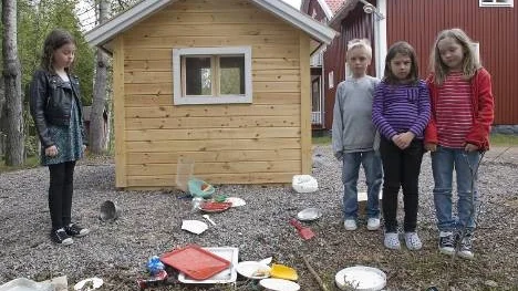 Minna Pettersson, Olle Eliasson, Emma Stenlund och Nora Grahn och de övriga barnen på Kullens fritids är besvikna på dem som förstört i och kring deras lekstuga.