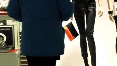 "Sluta äta godis för att bli smal så fort som möjligt" Många svenskar ger nyårslöften som är omöjliga att hålla och som bryts snabbt. Men genom att ge positiva nyårslöften är chansen större att lyckas.
