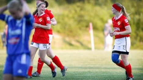 Det var glada miner i Hemmingsmarks damlag efter 9-4-vinsten mot i Luleå/Lira. Sofie Holmbom och Emma Westerlund är nöjda och belåtna.