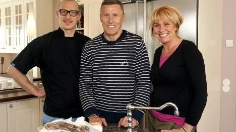 Börje Salming är första gästen i SVT:s nya säsong av "Här är ditt kylskåp". Här med programledare Anne Lundberg och kocken Erik Frödeberg.