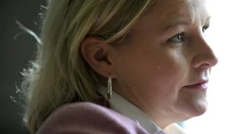 Arbetsmarknadsminister Hillevi Engström (M) är högst ansvarige minister för arbetslöshetsförsäkringen. Därmed ligger problemet med den låga andel arbetslösa som får a-kasseersättning på hennes bord.