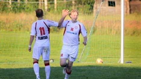 Christoffer Öhman (till vänster) slog inlägget som Johnny Landgren nickade in. Det såg ut att bli segermålet för Alter, men  så blev det inte. (Arkivbild).