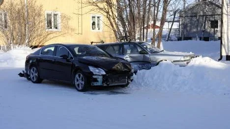 En krock med internationell touche inträffade på söndagen i Arjeplog. En ortsbo och en utländsk testförare sammanstötte, lyckligtvis utan att det uppstod några personskador. Foto: LENNART LINDGREN