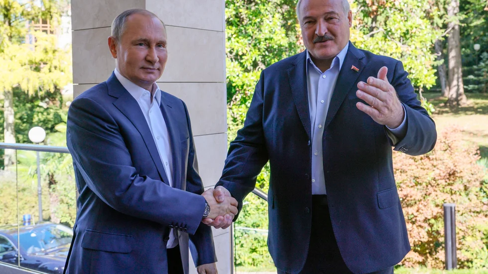 Rysslands president Vladimir Putin och Belarus dito Aleksandr Lukasjenko har träffats flera gånger i olika sammanhang de senaste veckorna. Här i ryska Sotji, den 26 september. Arkivbild.