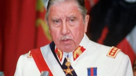 Förvånansvärt många unga ser gärna en stark man i ledningen för nationen, en som inte behöver bry sig om parlament eller val. Chiles diktator Augusto Pinochet var en sådan stark man som spred död och elände i sitt land.