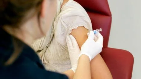 Ingen behöver vara orolig för biverkningar av årets influensavaccin. Enligt Anders Österlund, smittskyddsläkare, är vaccinet väl beprövat och har använts i många år.