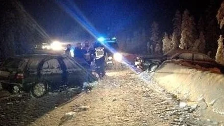 En allvarligt olycka inträffade i Baktsjaur vid 16-tiden idag. Tre personer uppges ha blivit allvarligt skadade. En helikopter från Lycksele är kallad till platsen.
