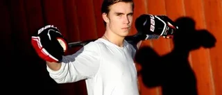 Att leva på hockeyn är Augusts dröm