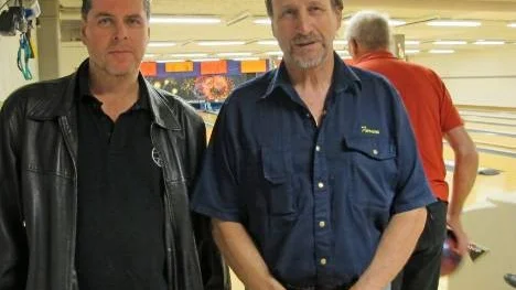 Forumpersonalen, här representerad av Kenneth Sandgren (till vänster) och Hardy Lundberg, motsäger sig anklagelsen om att ha mörkat någonting för fastighetsbolaget om Arbetsmiljöverkets krav. "Det enda vi visste var att säkerhetskraven för bowlingmaskiner skärpts inom hela EU", säger Lundberg. Klipp från gårdagens tidning.