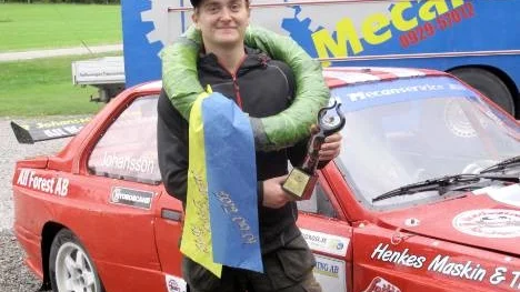 Viktor Johansson, Älvsbyn, tog en skön seger på hemmabanan. Nu har han en jättechans att bli förbundsmästare i 2400-klassen.