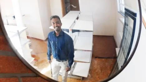 Abdinour Abdulahi bryter trenden när småföretagsvindarna blåser snålt. Han har valt att etablera en butik och vägledning för nyanlända. Just nu pågår flyttstök och verksamheten ser ut att vara igång om ett par veckor.