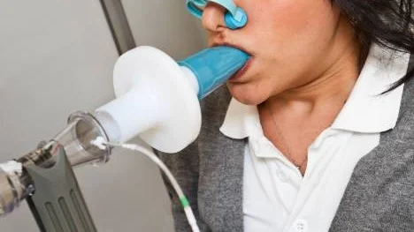 För att ta reda på om man har kol genomförs ett spirometritest, som undersöker lungkapaciteten. Här på Karolinska Universitetssjukhuset i Solna.